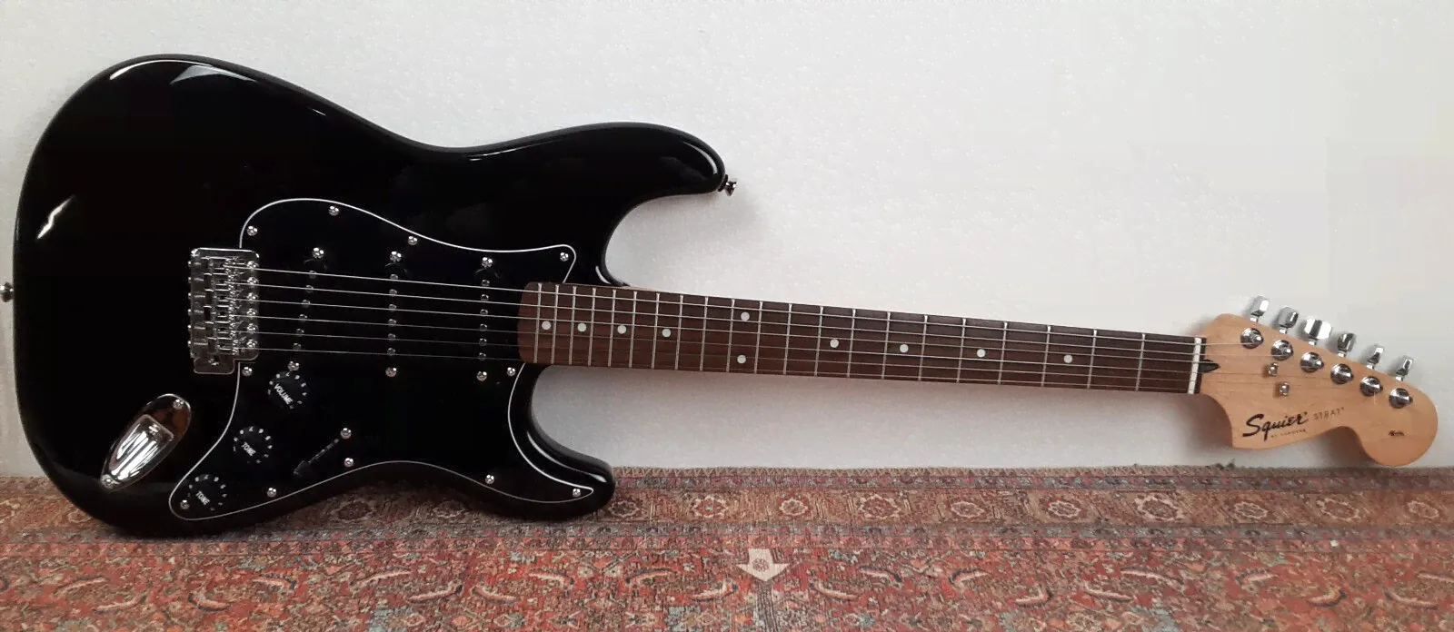 Nice 2001 fender squier Affinity Series Stratocaster Black on Black with Gig Bag