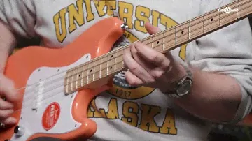 SOUNDCHECK | Squier Sonic Bronco Bass Tahitian Coral  | Gear4music Guitars