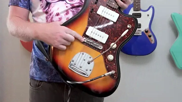Squier Vintage Modified Jazzmaster с мастерским бриджем.