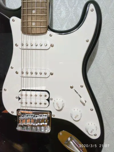 Рассмотрю предложения обмена! Гитара Fender Squier + комбик Fender Frontman10G + качественный кабель Fender + тюнер для настройки + кронштейн на стену