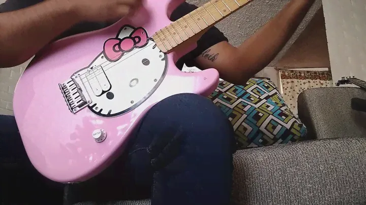 Fender Squier Hello Kitty Guitar Solo... Shred !!!